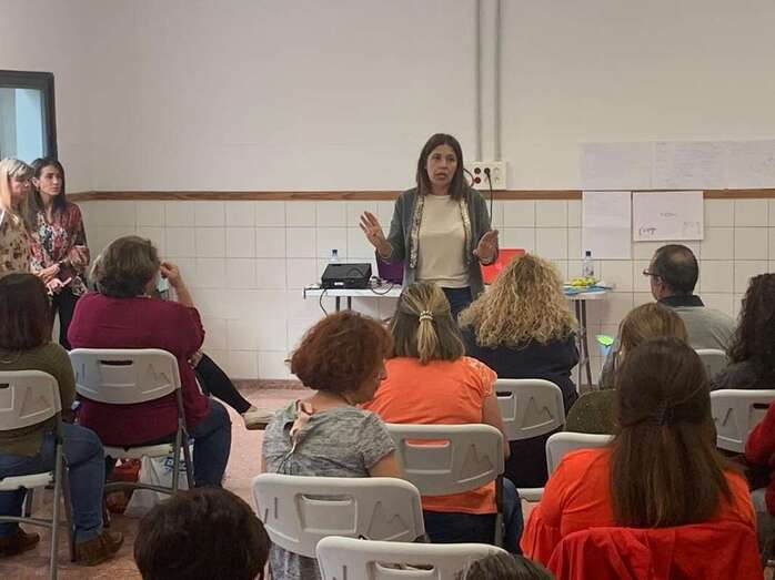 Carmen Hernández con el grupo de contratados (Foto TA)